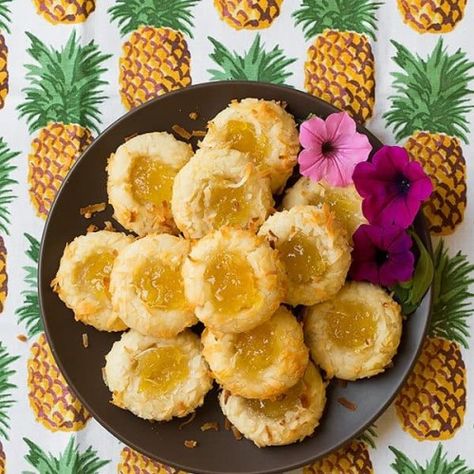 Pri Coconut Thumbprint Cookies, Cookies Thumbprint, Tropical Cakes, Specialty Cookies, Party Mix Snacks, Cookies Coconut, Heavenly Desserts, Lemon Crinkle Cookies, Thumbprint Cookies Recipe