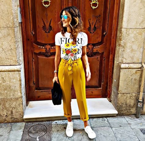 Mustard Sweatpants Outfit, Yellow High Waisted Pants Outfit, Yellow Paperbag Pants Outfit, Mustard Trouser Outfit Women, Yellow Pant Outfits For Women, Yellow Trouser Outfit Women, Mustard Yellow Pants Outfit, Yellow Trousers Outfit, Friday Night Outfit Going Out