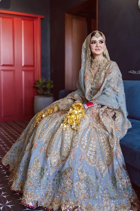 Swooning over this Sikh bride in an offbeat-hued lehenga! It has always been a surreal experience to witness brides breaking the traditional hue barriers and experimenting with offbeat colors on their wedding day. From dreamy silhouettes to extravagant details, Sikh brides never fail to impress us with their tastes. Adding to that is their exquisite choice of jewellery! Sikh Bride, Indian Wedding Bride, Wedding Lehenga Designs, Asian Bridal Dresses, Indian Bride Outfits, Lehnga Dress, Indian Bridal Lehenga, Bridal Lehenga Red, Bridal Dress Fashion