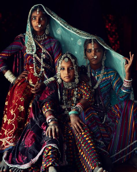 Peoples & Place - JIMMY NELSON Rajasthani Fashion, Rajasthan Culture, Jaipur Fashion, Jimmy Nelson, Face Oil Painting, Ayush Kejriwal, Old Is Gold, Rajasthani Dress, India Dress