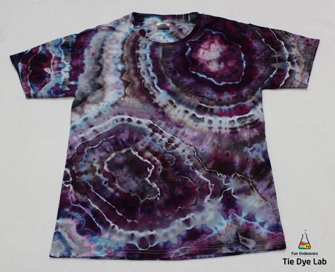 Tutorial video showing and explaining how to make an ice dyed geode tie dye shirt. Geode Tie Dye Patterns, Geode Tye Dye, Geode Dyeing, Bleach Dye Techniques, Dye Lab, Dye Projects, Pretty Tie Dye, Geode Tie Dye, Tie Dye Tutorial