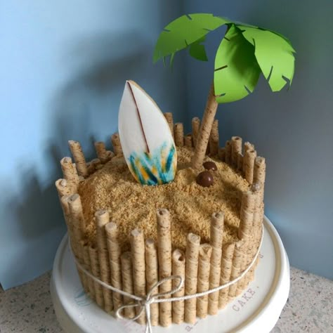 Surf beach cake Cake Ideas Beach, Beach Party Cake Ideas, Surf Board Cake, Surfing Cake, Surf Birthday Cake, Beach Party Cake, Surf Cakes Birthday, Surfer Cake Ideas, Surfing Birthday Cake