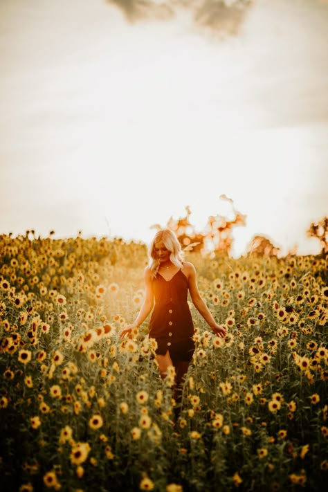 Senior Pictures In Sunflower Field Photo Shoot, Sunflower Sr Pictures, Senior Picture Poses Sunflower, Boho Sunflower Photoshoot, Woman In Sunflower Field, Black Dress Sunflower Field, Sunflower Session Outfits, Photos In A Sunflower Field, Pictures In Wildflowers Fields