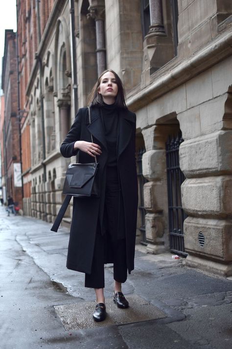 the boo and the boy: the oversized wool coat Black Wool Coat Outfit, Minimal Stil, Mantel Outfit, Black Culottes, Mode Mantel, Oversized Wool Coat, Woman In Black, Long Black Coat, Chique Outfits