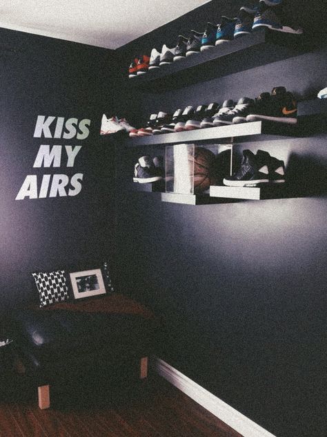 Sneakerhead Bedroom, Vinyl Bedroom, Wall Shoe Rack, Sneakerhead Room, Mens Bedroom Decor, Hypebeast Room, Shoe Room, Shoe Wall, Boy Bedroom Design