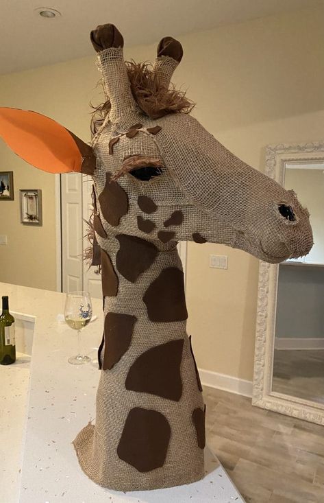 Paper Mache Giraffe, Lion King Play, Ideas Carnaval, Safari Birthday Party Decorations, New York Theme, Paper Art Sculpture, Safari Birthday Party, Paper Mache Art, Big Animals