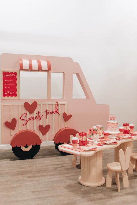 Magic Day, Kids Table And Chairs, Party Printables Free, Fresh Flowers Arrangements, Sweet Valentine, Party Props, Valentines Day Party, Baby First Birthday, Karas Party Ideas