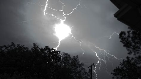 Ball Lightning, Storm Pictures, Lightning Storms, Nature Reference, Wall Of Water, Breathtaking Nature, Wild Weather, Awesome Nature, Beautiful Weather