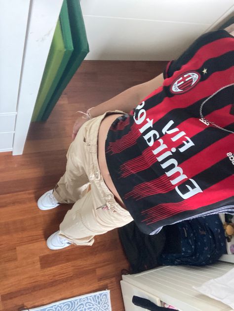 ac milan shirt fits Fits With Cargo Pants, Casual Style Aesthetic, Ac Milan Shirt, Milan Outfits, Fits Summer, Milan Football, Cargo Outfit, Football Jersey Outfit, Fits Ideas