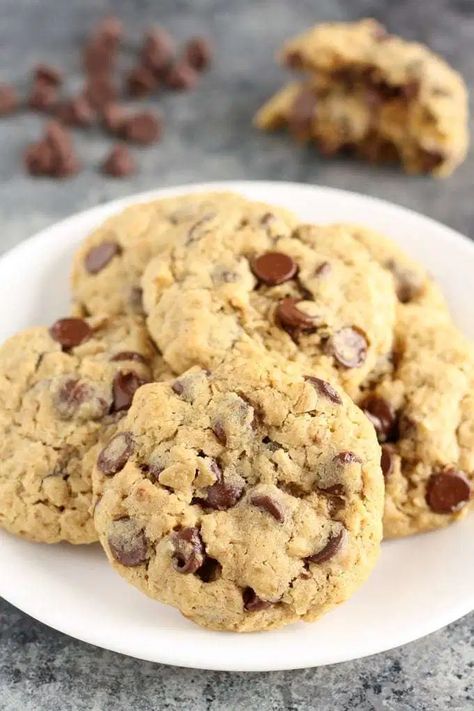 These Small Batch Oatmeal Chocolate Chip Cookies are easy to make, only require one bowl, and ready in about 30 minutes! Small Batch Oatmeal Chocolate Chip, Cookies Oatmeal, Small Batch Cookies, Chocolate Chip Shortbread Cookies, Quick Cookies, Chocolate Homemade, Small Batch Baking, Toffee Cookies, Oatmeal Chocolate Chip