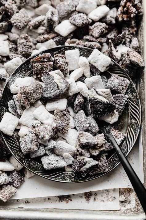 Oreo Muddy Buddies - Salt & Baker Best Oreo Dessert, Donuts Homemade, Oreo Donuts, Homemade Oreo Cookies, Cookies And Cream Frosting, Oreo Cake Pops, Oreo Dessert Recipes, Puppy Chow Recipes, Oreo Milkshake