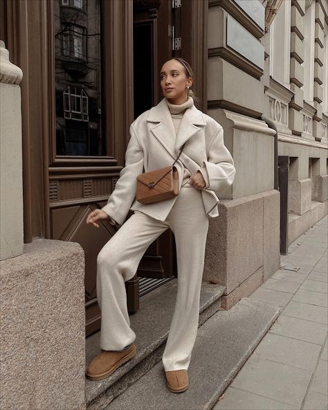 Casual winter fashion. Hm Outfits, Summer Office Outfits, Chic Business Casual, High Waisted Dress Pants, Europe Outfits, Professional Outfits Women, Business Outfits Women, Business Casual Outfits For Women, Business Casual Outfits For Work