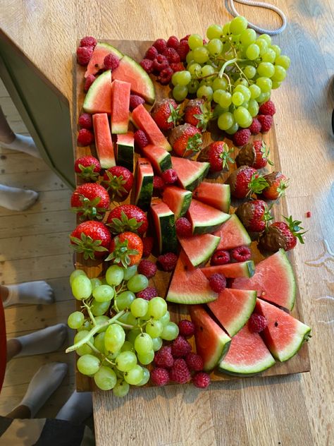 Hawaii Birthday Party Ideas Aesthetic, Fruit Tray Designs, Fruit Assortment, Watermelon Aesthetic, Fruit Board, Catering Food Displays, Fruit Platter Designs, Fruit Displays, Party Food Buffet