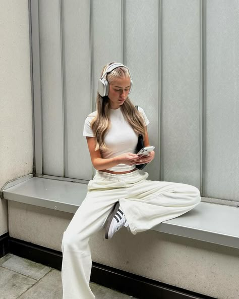 Hol ♡ | Dreaming of this outfit☁️ ad wearing the DAILYSZN Evry t-shirt & wide leg joggers🫶🏻 | Instagram Adidas Samba Aesthetic, White Joggers Outfit, Samba Aesthetic, Adidas Samba Women, Adidas Samba Outfits, Samba Outfits, Wide Leg Outfit, Outfit Adidas, Adidas Samba Outfit