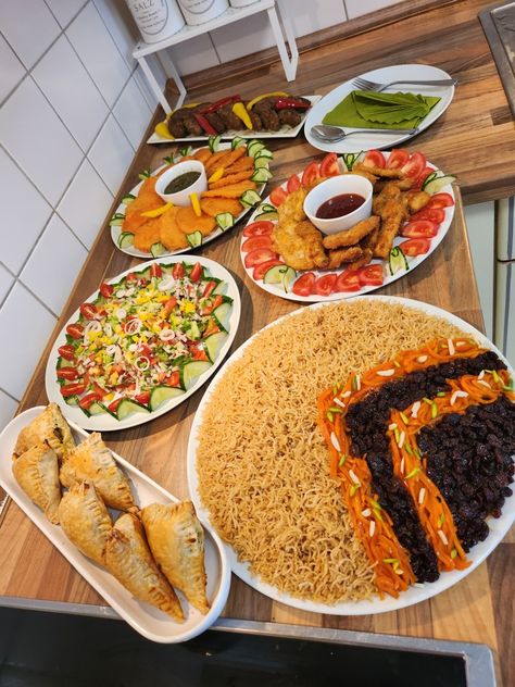 Afghan Breakfast, Food Afghan, Family Gathering Food, Afghani Food, Afghanistan Food, Edible Fruit Arrangements, Afghan Food, Afghan Food Recipes, Food Set Up