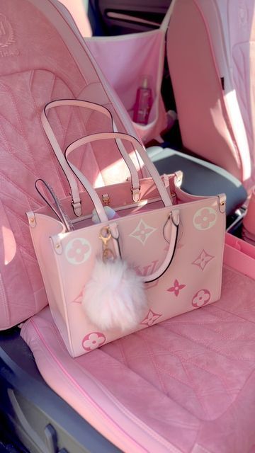 Cute Louis Vuitton Bags, Cute Makeup Stuff, Pink Lv Bag, Pack My Bag With Me, Pink Louis Vuitton Bag, Pink Designer Bags, Pack My Bag, Festival Bags, Beautiful Purses