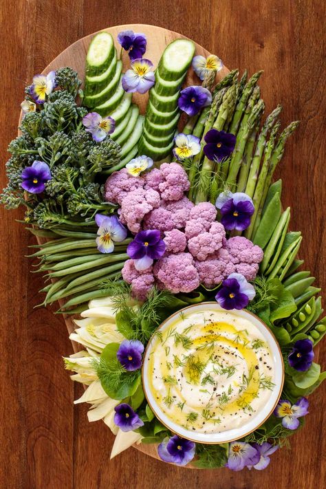 Mediterranean Food Table, Healthy Dip Recipes Clean Eating, Snacks For Company, Crudite Dip, Veggie Appetizer, Spring Party Food, Raw Veggies, Crudite Platter, Feta Dip