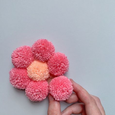 Diy Flower Pom Pom, Boho Pom Pom Garland, Macrame Daisy Wall Hanging, How To Make Pom Pom Daisy, Pom Pom Daisy Wall Decor, Pompom Daisy Diy, Diy Daisy Pom Pom, Pom Pom Flower Wall, Daisy Pom Pom Flower Diy