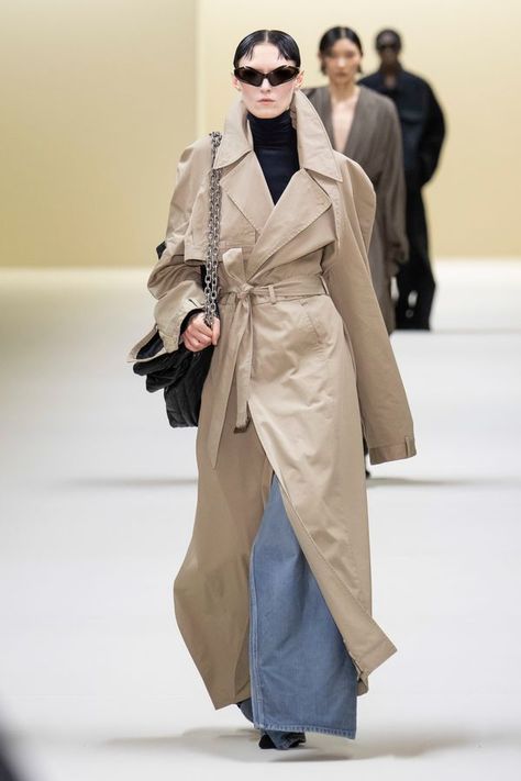 Trench Coat Runway, Organza Blouses, Coat Runway, Balenciaga Runway, Runway 2024, Style Balenciaga, Tailored Skirt, Beige Trench Coat, Skirt Suits