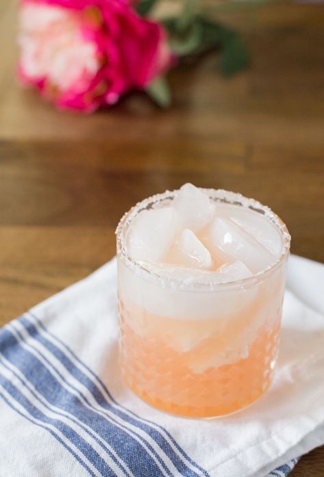 Pink Grapefruit Margarita. #enmicocinahoy #grapefruitmargarita Pink Grapefruit Margarita, Grapefruit Margarita, Chilean Recipes, Family Supper, Budget Friendly Dinner, Pretty Cocktails, Margarita Recipes, Pink Grapefruit, Wine And Dine