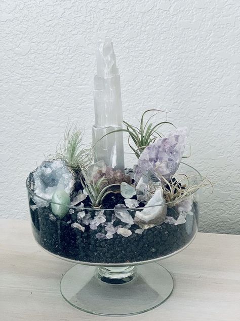 Mini Crystal Garden, Bedside Crystal Display, Crystal Display Ideas Bedroom Aesthetic, Crystals In Bathroom, Displaying Crystals And Stones, Crystals In A Bowl, Crystal Office Decor, Rock And Gem Display, Crystal Garden Diy