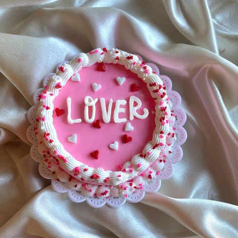 dessert shop on Instagram: “What better gift to give your lover than a cute bento cake 💘 #valentines #valentinesday #bento #cake #love #heart #sweet #treatyoself…” Bento Cake Valentines, Valentines Day Bento Cake, Cute Bento Cake, Lover Cake, Lunchbox Cake, Valentines Cakes, Diy Cakes, Feb 14th, Box Cakes