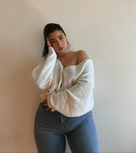 banner morales: block shot : hoops series: kennedy ryan : aesthetic Plus Size Posing, Look Plus Size, Foto Poses, Trik Fotografi, Body Reference, Reference Poses, Curvy Girl Outfits, Curvy Girl Fashion, Curvy Outfits