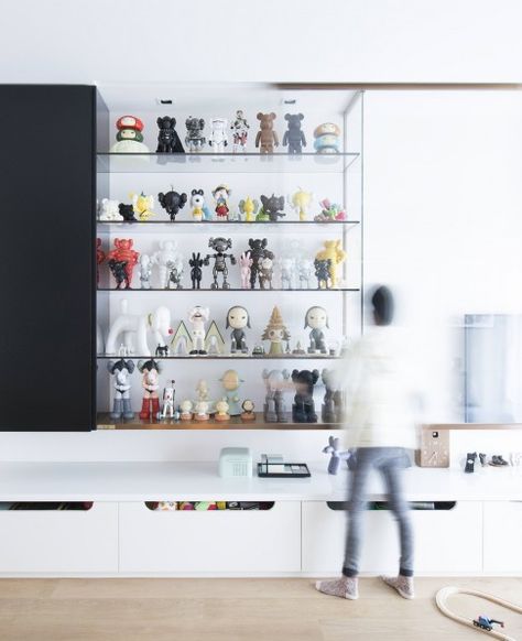 Display Toys Collection, Toy Display Cabinet, Toys Display Ideas, Display Cabinet Design Modern, Display Shelves For Collectables, Bearbrick Display, Toys Cabinet, Lego Shelves, Toy Collection Room