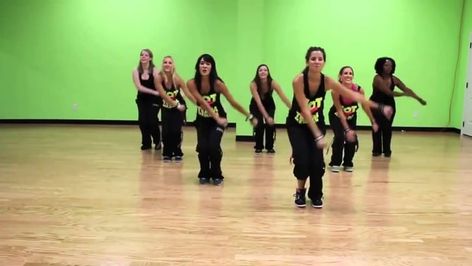 Slide 7 of 10 Zumba For Beginners, Zumba Workout Videos, Zumba Dance Workouts, Zumba Videos, Zumba Routines, Video Sport, Zumba Dance, Workout Cardio, Dance Workout Videos