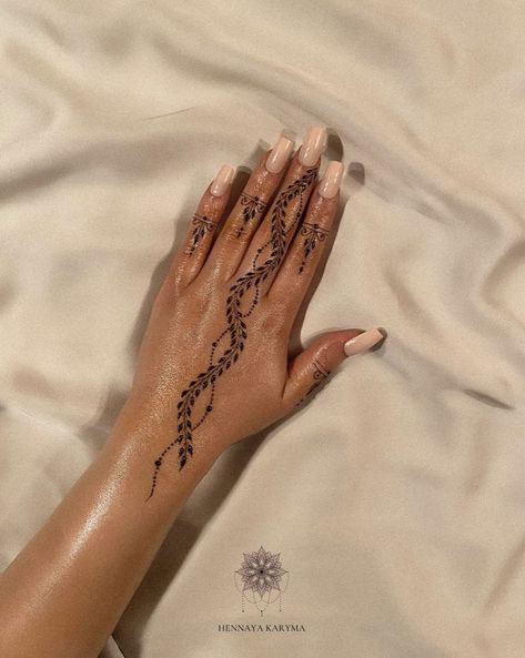 Simple Modern Henna, Elegant Henna Designs, Minimalist Henna, Simple Henna Designs, Cute Henna Designs, Cute Henna Tattoos, Henna Style Tattoos, Small Henna, Henna Inspo