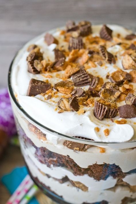 cream cheese trifle                                                                                                                                                                                 More Butterfinger Trifle, Cream Cheese Trifle, Dessert Trifles, Punch Bowl Cake Recipe, Trifle Bowl Recipes, Punch Bowl Cake, Trifle Dessert Recipes, Trifle Recipes, Tiramisu Dessert