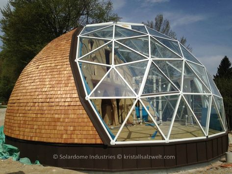 A geodesic glass dome, either self-assembly from Garden Igloo or architect-built from Solardome could be the ideal addition to your back yard. Garden Igloo, Geodesic Dome Greenhouse, Dome Greenhouse, Dome Building, Geodesic Dome Homes, Dome Structure, Dome Home, Dome House, Earth Homes