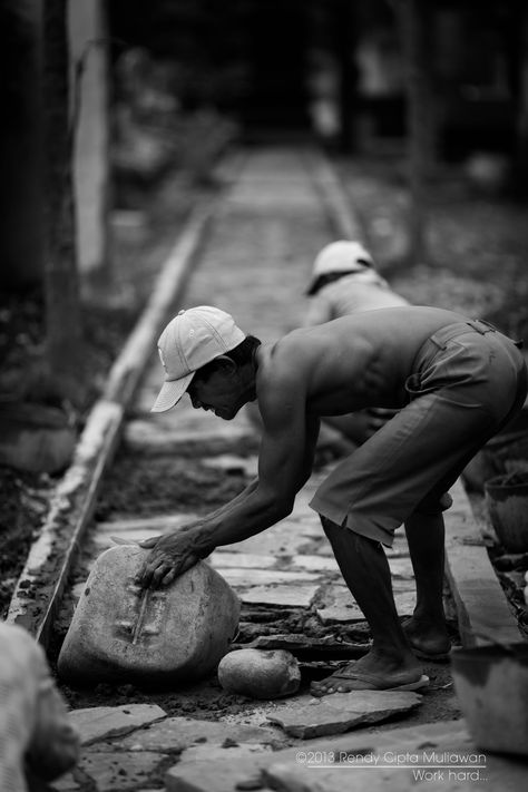 The hard worker Hard Worker Aesthetic, Workers Photography, Worker Photography, Nature Quotes Beautiful, Work Overseas, Alice In Wonderland Artwork, Working Men, Mens Smart Casual Outfits, Hard Working Man