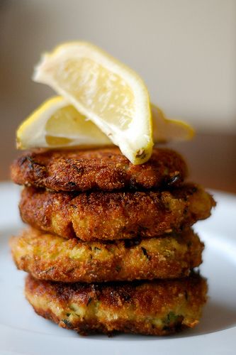 Zucchini and Ricotta Fritters with Lemon. Cabin Dinners, Zucchini And Ricotta, Vegetable Patties, Ricotta Fritters, Picture Food, Basil Aioli, Zucchini Patties, Cauliflowers, Squash Varieties