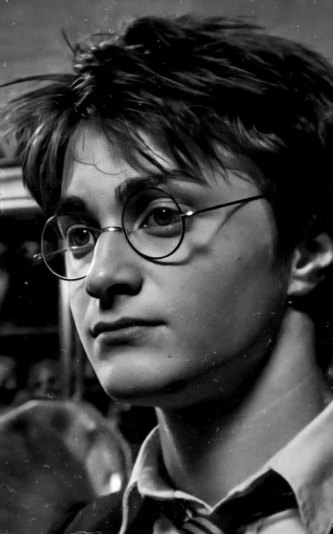 Portraits Of Famous People, Photo Realism Drawing, Black And White Pictures Of People, Movie Scenes To Draw, Harry Potter Black And White, Harry Potter Draw, Movie Portraits, Harry Potter Portraits, Harry Potter References