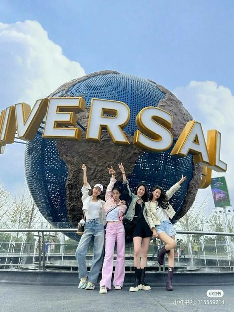 Group Of 4 Poses, Ullzang Bestie, Group Picture Poses, Korean Friends, Theme Park Outfits, Singapore Photos, Friendship Photoshoot, Friend Poses Photography, Best Friends Aesthetic