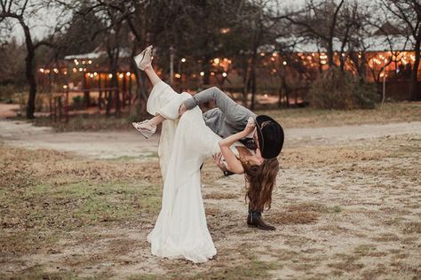 Legendary Wedding Kiss & Dip ~ now that's a DIP!  Shaun Menary Photography Dip Kiss, Kiss Photos, Wedding Picture Poses, Wedding Kiss, Bridal Session, Allure Bridal, Dallas Wedding, October Wedding, Adventure Wedding