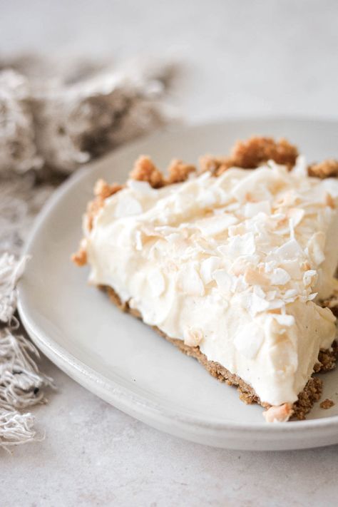 Bavarian cream pie with a graham cracker crust, homemade vanilla bean pastry cream that's lightened with whipped cream, and toasted coconut. Homemade Bavarian Cream, Bavarian Cream Pie, Easy Banoffee Pie, Bean Pie, High Altitude Baking, Bavarian Cream, Perfect Pie Crust, Chocolate Cream Pie, Cream Pie Recipes