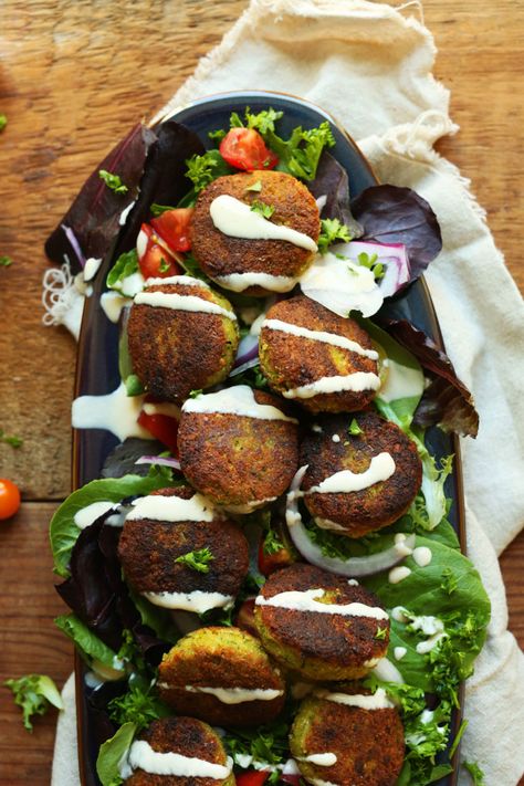 PERFECT 10-ingredient Classic Falafels! Crispy, tender, SO flavorful! #vegan #glutenfree #falafel #recipe #mediterranean Gluten Free Falafel, Vegan Falafel, Meat Patties, Smoothies Vegan, Falafel Recipe, Minimalist Baker, Falafels, Food Spot, Gluten Free Oats