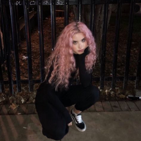 Soft Grunge Hair, 90s Grunge Hair, Short Grunge Hair, Hair Streaks, Colored Curly Hair, Hair Color Pastel, Short Hair Color, Dye My Hair, Grunge Goth