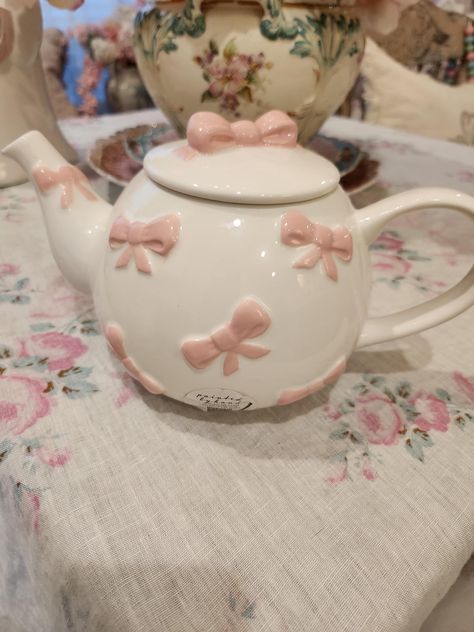 New pink and white teapot  Please message with additional questions and information  No refunds or exchanges and ABSOLUTELY NO COOLING OFF PERIOD once the item is "sold" it's yours Cute Tea Gifts, Creative Teapots Ceramics, Ceramic Teapot Design, Cute Cup Aesthetic, Clay Tea Pot Ideas, Cute Teapots, Ceramic Teapots Ideas, Ceramic Room Decor, Cute Items To Buy