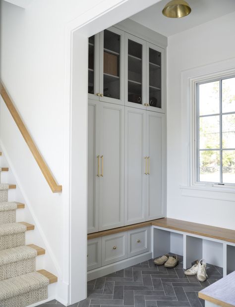 Coastal Mudroom, Moody Industrial, Modern Farmhouse Mudroom, Coastal Interior Design, Farmhouse Mudroom, Mountain Home Exterior, Mudroom Lockers, Coastal Interior, Mudroom Entryway