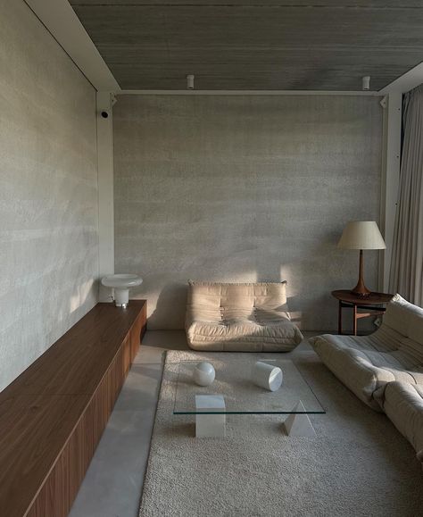 PIETER PEULEN East of Brussels, a Futuristic House With a Concrete Structure Inspired by the Architectural Work of Tadao Andō. @pieterpeulen Minimalist Concrete Interior, Futuristic House, Grey Interior Design, Concrete Interiors, Tadao Ando, The Bauhaus, Bedroom Renovation, Bauhaus Design, Interior Display