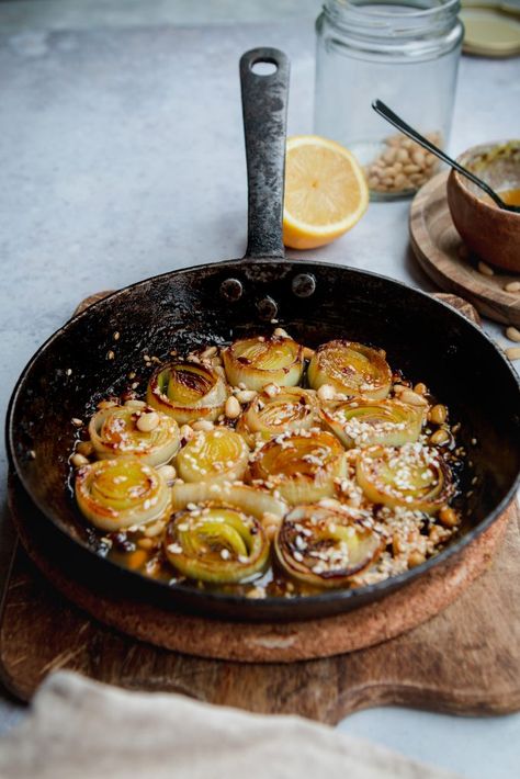 Marinated Leeks, Lotus Root Recipes, Leek Confit, Leek Salad, Grilled Leeks, Leeks Recipe, Sugar Fast, Roasted Leeks, Dressing Salad