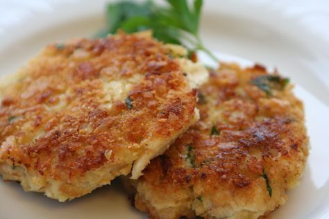 Here is a delectable walleye recipe that’s sure to have your mouth watering and also be a hit at the family dinner table, or with friends that you’re entertaining. Easy to prepare and packed… Cod Fish Cakes, Walleye Recipes, Cod Cakes, Oven Baked Fish, Fish Cakes Recipe, Tilapia Fish, Fish Cakes, Cod Fish, Baked Fish