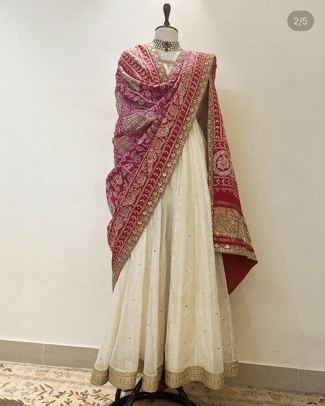 Plain Anarkali Suits With Heavy Dupatta, White Kurta With Red Dupatta, White Bridal Lehenga With Red Dupatta, White Dress With Red Dupatta, Dress With Patola Dupatta, White Kurta With Dupatta, Red And White Anarkali, Plain Anarkali With Heavy Dupatta, Simple Ethnic Outfits