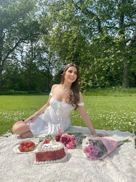 Picnic Birthday Party Aesthetic Outfit, Birthday Picnic Outfit, Goth Picnic, Picnic Poses, Bday Picnic, Picnic Photo Shoot, Picnic Pictures, Picnic Photography, Debut Photoshoot