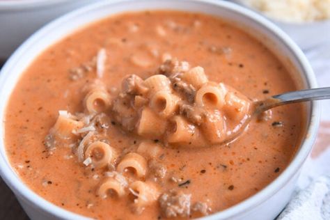 This creamy beef and tomato noodle soup is a quick and easy recipe loaded with ground beef, noodles and tons of flavor! It is a family favorite! | melskitchencafe.com Tomato Noodle Soup, Hot Soup, Soup And Sandwich, Easy Soups, Easy Soup Recipes, Delicious Soup, Noodle Soup, Soup And Salad, Soups And Stews