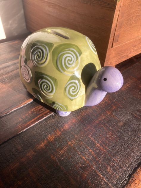 Air Dry Clay Piggy Bank Diy, Piggy Bank Clay Ideas, Clay Bank Ideas, Ceramic Piggy Banks Pottery, Clay Pinch Pots Animals, Air Dry Clay Piggy Bank, Ceramic Piggy Bank Painting Ideas, Ceramic Bank Ideas, Turtle Ceramics Ideas