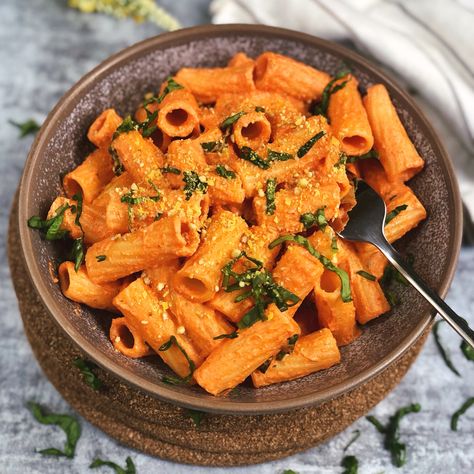 Creamy Capsicum Cashew Rigatoni - VeganEasy.org Capsicum Pasta, Cashew Pasta, Vegan Instant Pot, Instant Pot Cookbook, Vegan Pasta Recipes, Creamy Pasta, Rigatoni, Vegan Dinner Recipes, Vegan Dishes